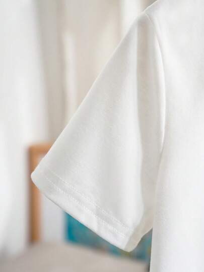 SHEIN تي شيرت بأكمام قصيرة مع طباعة كتابية بسيطة للصبي الصغير، مناسب للصيف