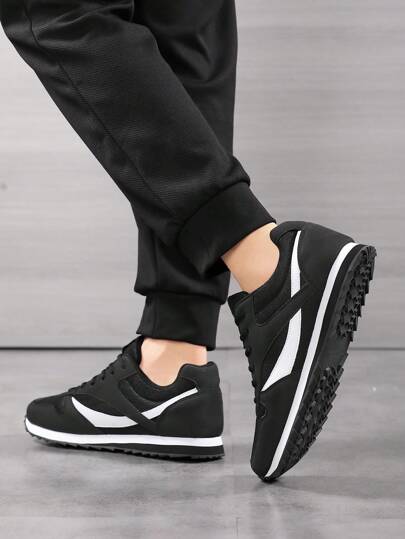 أحذية رياضية مسطحة للرجال بتصميم رجعي أنيق ذات فتحة دائرية للأصابع ونمط حرفي أجان مزودة بنعل مطاطي مانع للانزلاق وقطعة علوية من شبك وجلد الغزال لراحة القدم أثناء كافة المناسبات والنشاطات