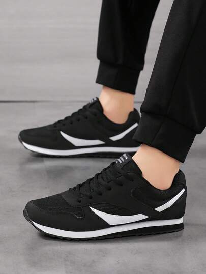 أحذية رياضية مسطحة للرجال بتصميم رجعي أنيق ذات فتحة دائرية للأصابع ونمط حرفي أجان مزودة بنعل مطاطي مانع للانزلاق وقطعة علوية من شبك وجلد الغزال لراحة القدم أثناء كافة المناسبات والنشاطات