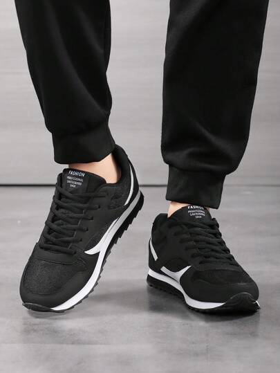 أحذية رياضية مسطحة للرجال بتصميم رجعي أنيق ذات فتحة دائرية للأصابع ونمط حرفي أجان مزودة بنعل مطاطي مانع للانزلاق وقطعة علوية من شبك وجلد الغزال لراحة القدم أثناء كافة المناسبات والنشاطات