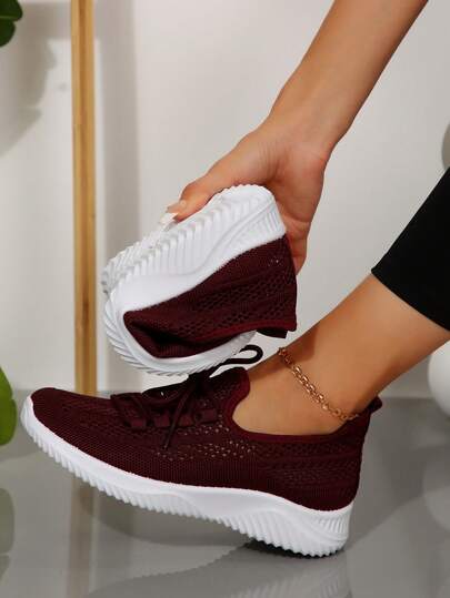 زوج من الأحذية الرياضية المنسوجة المريحة والمتنفسة ذات اللون السادة للنساء، مناسبة للمدرسة والعمل والجري والتمارين الرياضية والمشي والحفلات والتسوق واللياقة البدنية، خفيفة الوزن للارتداء اليومي