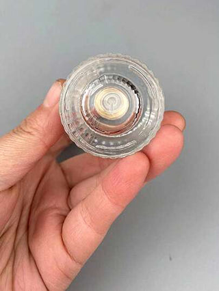 زجاجة عطر فارغة فوهتها لولبية بخطوط رأسية سعة 100مل /50مل /30مل ذات سعة كبيرة وقابلة للرش للمواد التجميلية الفاخرة، عبوة فرعية مناسبة