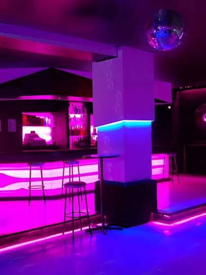 1 لفة طول 50 قدم إضاءة شريط LED يمكن التحكم بها عبر تطبيق البلوتوث، تعمل بالطاقة من خلال منفذ USB، أشرطة إضاءة LED متغيرة الألوان لخلفية التلفزيون، الغرفة، غرفة النوم، حفلات العطلات