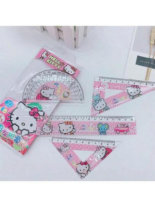 أدوات مكتبية ومدرسية Sanrio (معتمد) طقم مسطرة طالب كرتونية مكون من 4 قطع: مسطرة مثلثة ، منقلة ، مسطرة ، قرطاسية متكاملة للتعلم، ثلاثة أنماط للاختيار من بينها كمستلزمات تعليمية أساسية لموسم العودة إلى المدرسة