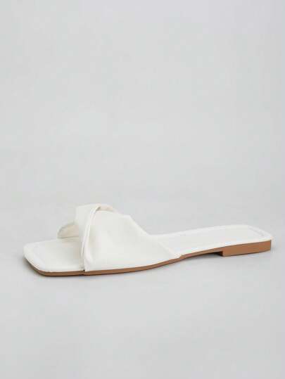 صنادل بيضاء جميلة مسطحة جديدة للصيف للنساء، صنادل عصرية كاجوال بفتحات بنعل أصفر وأصبع قدم مربع