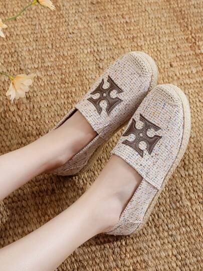 أحذية كاجوال قماشية سهلة الارتداء موديل الربيع 2025، أحذية قارب مسطحة وعملية للنساء باللونين الأسود والبيج