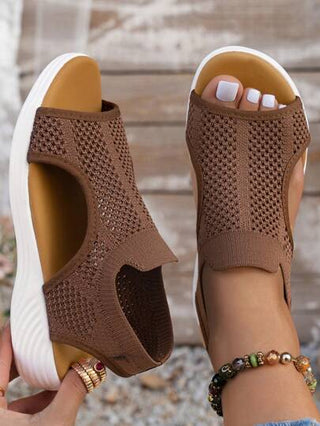 صندل نسائي رياضي كاجوال من مقاسات البلس سايز، تصميم شبكي خفيف الوزن ومتنفس، أنيق ومريح، متعدد الاستخدامات (أصغر من المقاس الحقيقي بمقاس واحد)