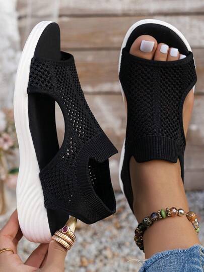 صنادل رياضية كاجوال للنساء بأحجام كبيرة، صنادل شبكية خفيفة الوزن مريحة للارتداء، متعددة الاستخدامات (الحجم أصغر من المعتاد)