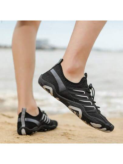 بوت رجالية للإستخدام الخارجي مقاومة للانزلاق من المطاط الأسود بتصميم شبكي مع نظام ربط الحذاء