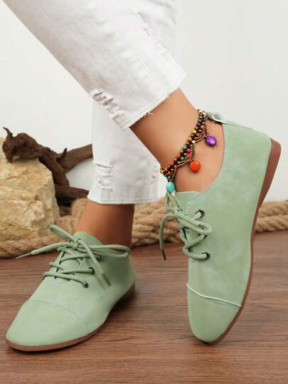 زوج واحد من أحذية النساء الرياضية عصرية جديدة، ذات قاع خفيف ناعم ، أربطة، قماش خفيف، سهلة الارتداء، بمقدمة دائرية موحد اللون، مريحة للأنشطة الرياضية في الهواء الطلق، تصميم أنيق بخطين للنساء