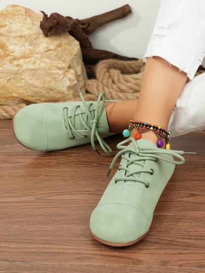 زوج واحد من أحذية النساء الرياضية عصرية جديدة، ذات قاع خفيف ناعم ، أربطة، قماش خفيف، سهلة الارتداء، بمقدمة دائرية موحد اللون، مريحة للأنشطة الرياضية في الهواء الطلق، تصميم أنيق بخطين للنساء