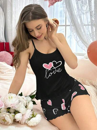 طقم ملابس نوم من طبعة قلوب مكون من قميص كامي وشورت