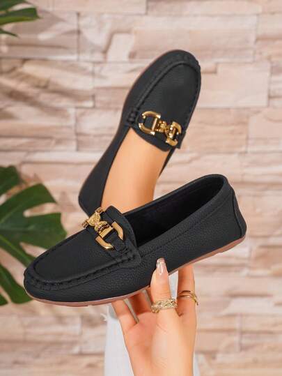 حذاء مريح للنساء من دون كعب مزين بسلسلة ذهبية، حذاء قارب مسطح بنسيج جلد الليشي اللين، مناسب للاستخدام الخارجي، باللون الأسود
