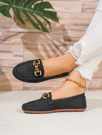 حذاء مريح للنساء من دون كعب مزين بسلسلة ذهبية، حذاء قارب مسطح بنسيج جلد الليشي اللين، مناسب للاستخدام الخارجي، باللون الأسود