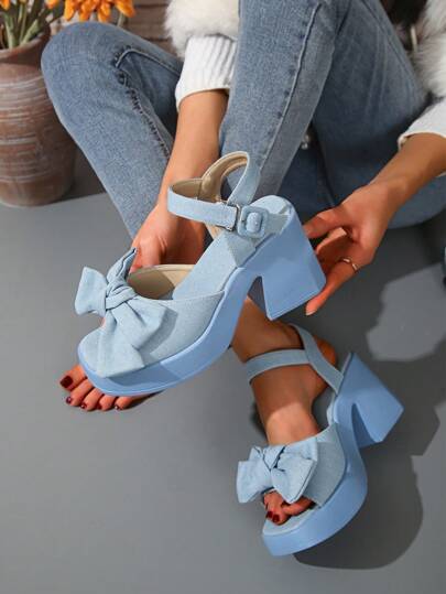 صنادل نسائية ذات كعب عالٍ عريض مزود بأربطة وإبزيم، كعب سميك مريح وأنيق مناسب للارتداء بالفساتين للأحجام الكبيرة