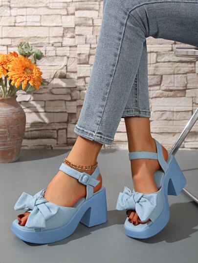 صنادل نسائية ذات كعب عالٍ عريض مزود بأربطة وإبزيم، كعب سميك مريح وأنيق مناسب للارتداء بالفساتين للأحجام الكبيرة