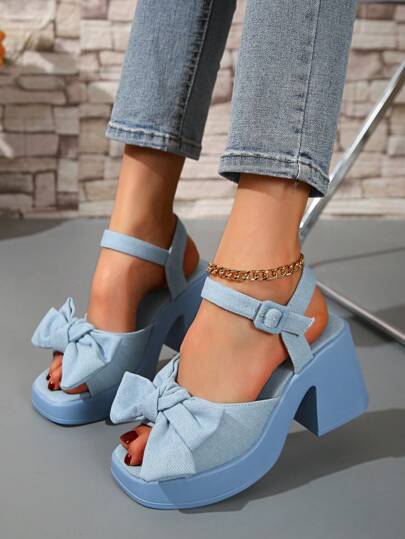 صنادل نسائية ذات كعب عالٍ عريض مزود بأربطة وإبزيم، كعب سميك مريح وأنيق مناسب للارتداء بالفساتين للأحجام الكبيرة