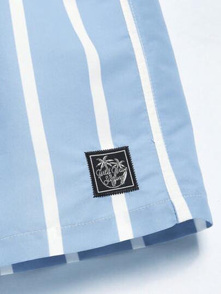 Manfinity KASUA سروال قصير للرجال بخصر رباط، مزين بخطوط وأشجار النخيل للاستخدام على الشاطئ