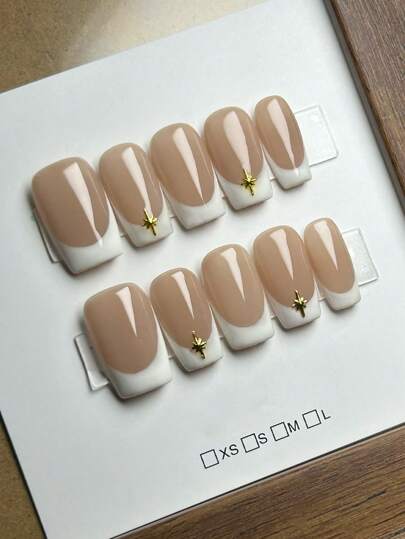 10 قطع / عبوة من شرائح الأظافر التزيينية ذات الأسلوب الأوروبي والأمريكي لمعالجة الأظافر الفرنسية ، أظافر مربعة متوسطة الطول مصنوعة يدويًا بلمسات بسيطة وأنيقة ، ذات طبقة طبيعية عارية وبيضاء مع تشطيب لامع وتزيينات ذهبية ، مناسبة للنساء والفتيات لليومي...