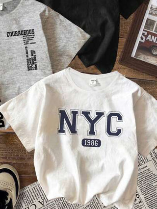 SHEIN تي شيرت كاجوال صيفي للأولاد برقبة دائرية وأكمام قصيرة مع طباعة حرفية بسيطة، مناسب للموسم الصيفي