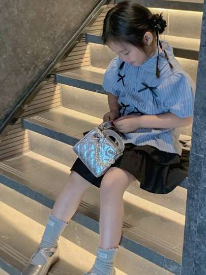 حقيبة كتف/هاتف مربعة صغيرة بتطريز وسلسلة لؤلؤية جديدة