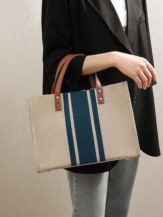 حقيبة كتف مخططة كاجوال للأعمال الخفيفة الوزن للمراهقات ،النساء، طلاب الكلية، المبتدئين والموظفين البيض. مثالية للمكتب، الكلية، العمل، التنقل، الخارج، السفر، الجولات المدرسية. سعة كبيرة، محمولة، مناسبة للمراهقات والنساء وطلاب الكلية. مثالية للعودة إلى المد