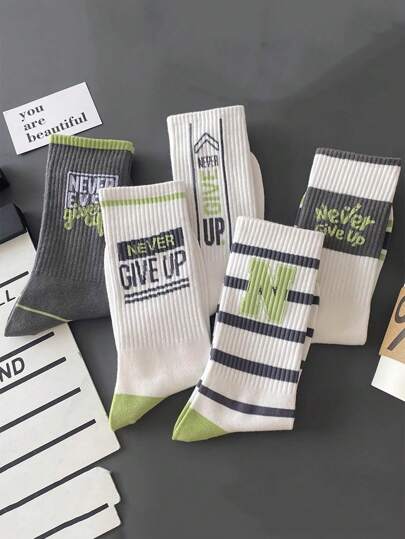5 أزواج من الجوارب الرياضية المتوسطة الارتفاع للرجال لركض كرة السلة، مضادة للروائح الكريهة ومنفذة للهواء مع نقوش أحرف ملونة، أنيقة ومناسبة لمختلف المناسبات