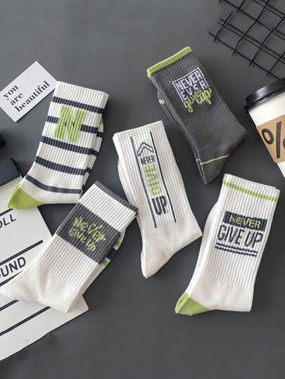 5 أزواج من الجوارب الرياضية المتوسطة الارتفاع للرجال لركض كرة السلة، مضادة للروائح الكريهة ومنفذة للهواء مع نقوش أحرف ملونة، أنيقة ومناسبة لمختلف المناسبات