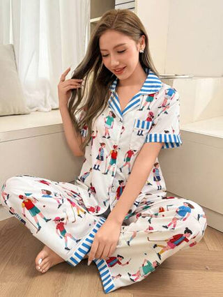 Dream Adore بدلة بيجاما نسائية مكونة من شورت وتوب بياقة رقبة مطبوع عليها رسومات كرتونية ورقع بخطوط متعرجة قصير الأكمام