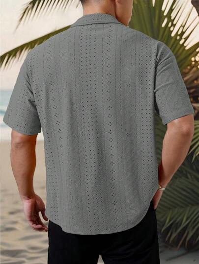 Manfinity Homme قميص رجالي كاجوال إجازة مناسب مع تصميم هندسي مخطط أبيض وأسود من البيشة المجدولة والمنسوجة بأقمشة ناعمة، له حلة أنيقة وفرنسية بأزرار أمامية مناسب لأجواء الشواطئ الهاواية والمهرجانات الموسيقية والارتداء اليومي ، هدية مثالية للأصدقاء أو الأزو