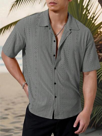 Manfinity Homme قميص رجالي كاجوال إجازة مناسب مع تصميم هندسي مخطط أبيض وأسود من البيشة المجدولة والمنسوجة بأقمشة ناعمة، له حلة أنيقة وفرنسية بأزرار أمامية مناسب لأجواء الشواطئ الهاواية والمهرجانات الموسيقية والارتداء اليومي ، هدية مثالية للأصدقاء أو الأزو