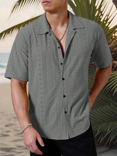 Manfinity Homme قميص رجالي كاجوال إجازة مناسب مع تصميم هندسي مخطط أبيض وأسود من البيشة المجدولة والمنسوجة بأقمشة ناعمة، له حلة أنيقة وفرنسية بأزرار أمامية مناسب لأجواء الشواطئ الهاواية والمهرجانات الموسيقية والارتداء اليومي ، هدية مثالية للأصدقاء أو الأزو