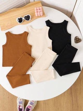 SHEIN بدلة رياضية كاجوال للأطفال البنات للربيع، تتكون من سترة كم بلا أكمام مع طبعات قلوب على نسيج مضلع وبنطلون فضفاض ذو خصر مطّاطي، 2 قطعة