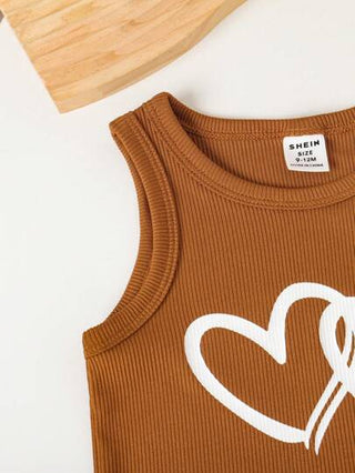 SHEIN بدلة رياضية كاجوال للأطفال البنات للربيع، تتكون من سترة كم بلا أكمام مع طبعات قلوب على نسيج مضلع وبنطلون فضفاض ذو خصر مطّاطي، 2 قطعة