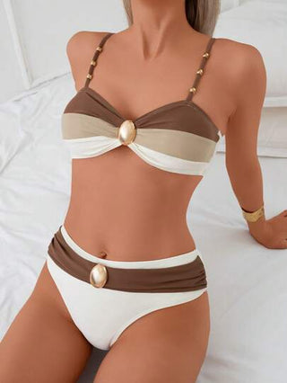 Swim Chiccia مجموعة من 2 قطعة ملابس سباحة للنساء الراشدات، تميز بتصميم ألوان البترول المنسق مع تعديل أشرطة الكتف وترصيع حبات معدنية في الأعلى، وتنسيق الأسفل بربطة خصر مرصعة بحبات معدنية