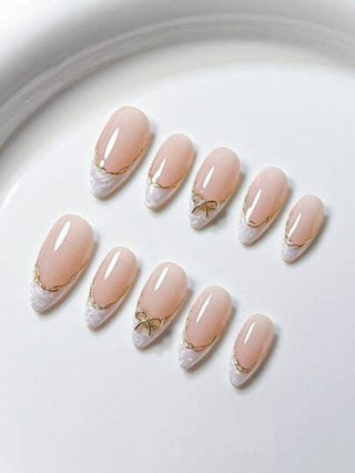 10 قطعة من الملصقات اليدوية المصنوعة بلمسة ذهبية على الحواف البيضاء/الفضية الملتفة بشكل حلزوني، أنيقة وفاخرة على شكل فيونكة بطراز طري ومنعش للأظافر