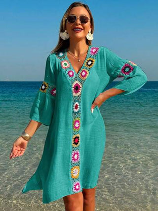SHEIN Swim فستان فضفاض للسيدات على شاطئ الصيف، فتحة جانبية، ياقة على شكل حرف V، أكمام 3/4، بتصميم كروشيه وأنماط زهور عشوائية اللون، كغطاء