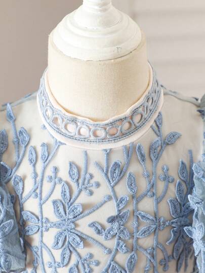 فستان أنيق للطفلة مطرز بتطريز زهري من التول ذو أكمام منفوشة