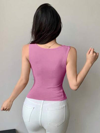 DAZY توب كاجوال بلا أكمام بتصميم بسيط وجذاب للنساء بتفاصيل كشكشة على الصدر باللون الوردي، مناسب للارتداء الصيفي