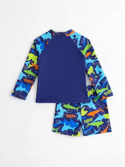 مايوه أولادي مجموعة ملابس سباحة للأولاد الرضع 2 قطعة، تي شيرت أكمام طويلة برقبة مقطعة بطبعة السمكة القرش وألوان متباينة مع شورت سباحة منفصل