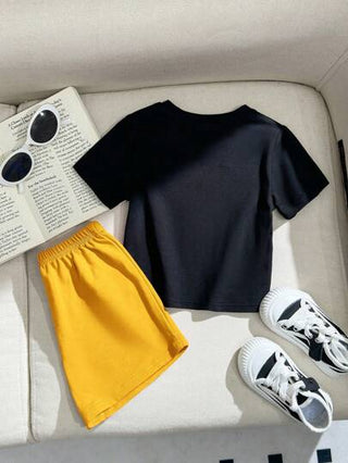 مجموعة ملابس 2 قطعة للأولاد الرضّع: تي شيرت أسود بياقة مستديرة وأكمام قصيرة مطبوع عليه رائد فضاء وكوكب وصاروخ ، وسروال قصير أصفر