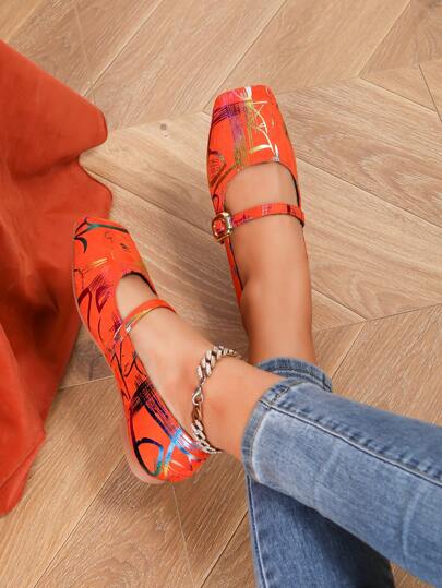 حذاء ماري جين ذو كعب منخفض للنساء موديل 2024 بتصميم مربع العُروة وطراز كلاسيكي للربيع والخريف. حذاء لوفر مسطح مزود بحزام مزينة للنساء موديل 2025