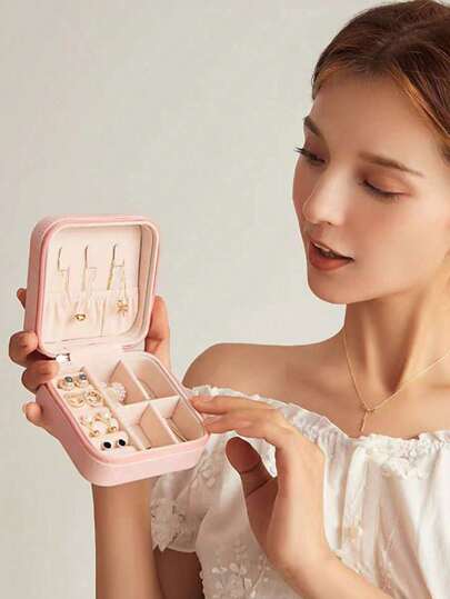 قطعة واحدة علبة مجوهرات صغيرة للسفر، حافظة مجوهرات متنقلة قابلة للإغلاق بسوست للأقراط والعقود والخواتم، صندوق مجوهرات جلدي محمول هدايا للنساء والبنات وصديقات العمر، ضروريات السفر والتنظيم لرحلة الصيف على الشاطئ