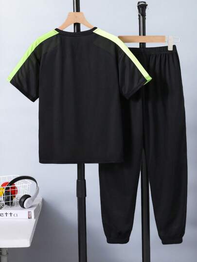 طقم تي شيرت بأكمام قصيرة وبنطلون رياضي للأولاد المراهقين بتصميم كتلة الألوان، مطبوعات الحروف والرياضة