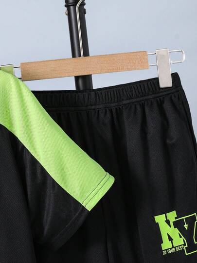 طقم تي شيرت بأكمام قصيرة وبنطلون رياضي للأولاد المراهقين بتصميم كتلة الألوان، مطبوعات الحروف والرياضة