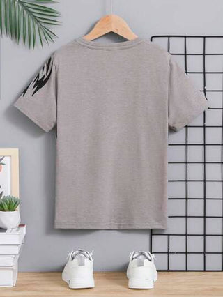 SHEIN تي شيرت كنزة ذو رقبة مستديرة مطبوع بطباعة جرافيكية أكمام قصيرة للأولاد المراهقين