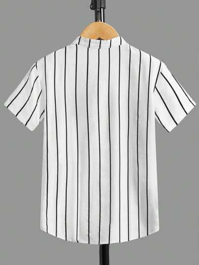 SHEIN قميص كاجوال قصير الأكمام مع طباعة حرفية مخططة للولاد المراهقين