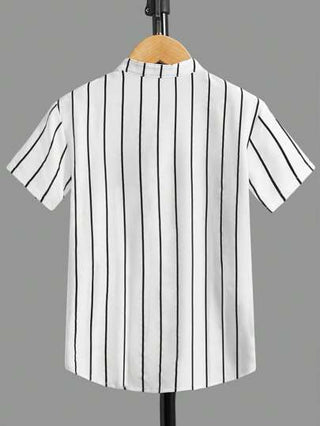 SHEIN قميص كاجوال قصير الأكمام مع طباعة حرفية مخططة للولاد المراهقين