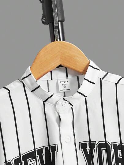 SHEIN قميص كاجوال قصير الأكمام مع طباعة حرفية مخططة للولاد المراهقين