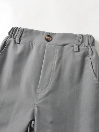 SHEIN بنطلون صبي كاجوال أحادي اللون ، زخرفة بزر واحد ، جيب مائل ، تصميم خصر مرن ، مريح للارتداء اليومي ، للسفر ، الحفلات ، المهرجانات ، متعدد الاستخدامات وأنيق